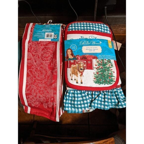 🆕Pioneer Woman Christmas Rose Patchwork Kitchen Apron Gift Set & 4 Pc Towel - Picture 3 of 7